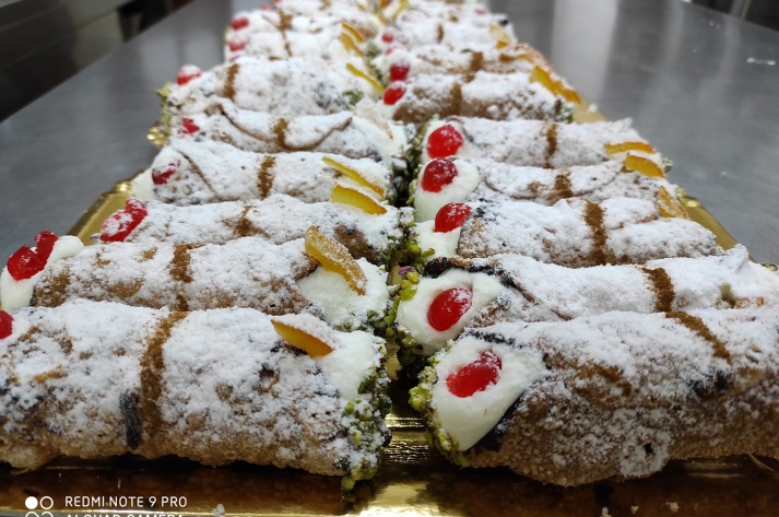 cannoli-siciliani-con-ricotta_1680025507.jpg